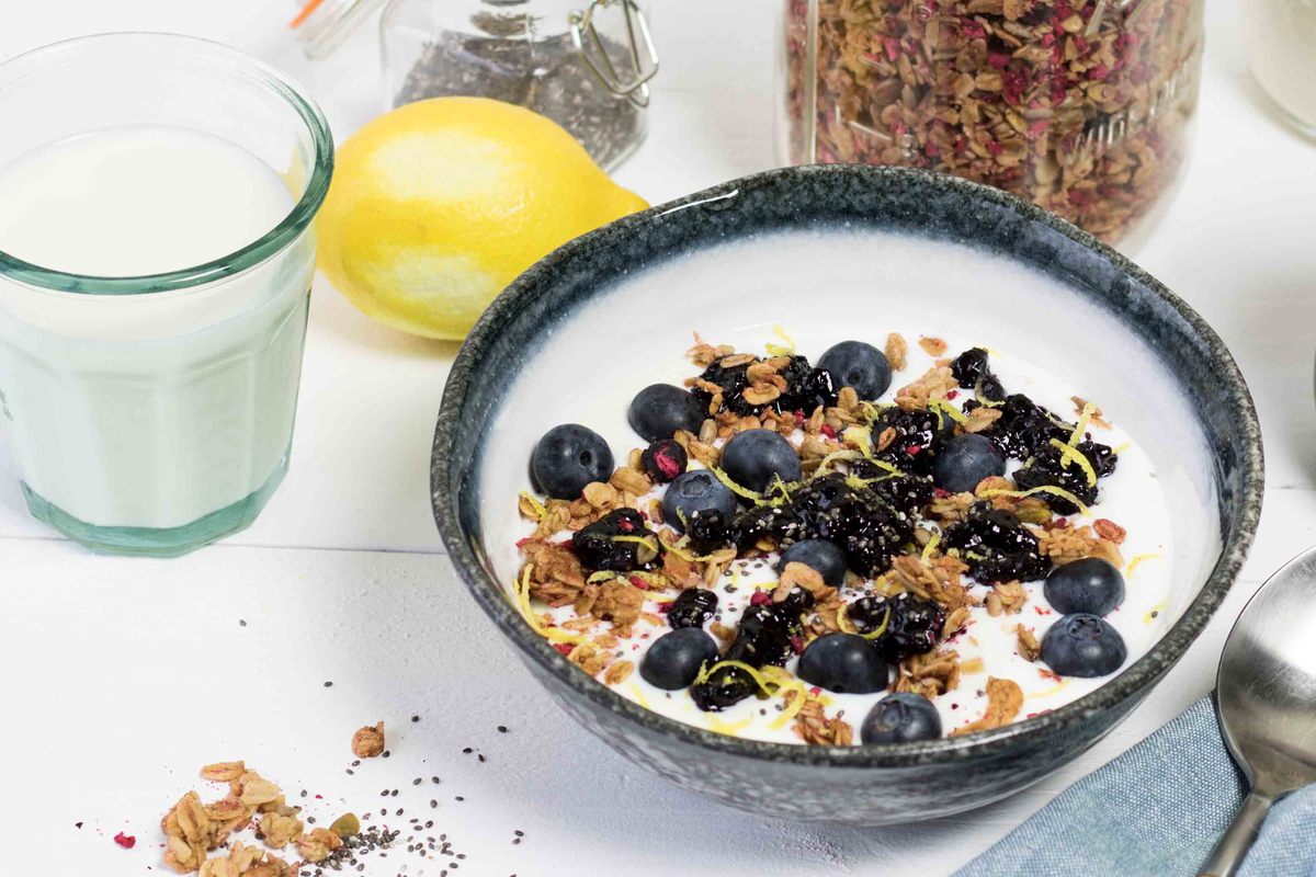 Muesli Yoghurt Bowl Met Bosbessenjam