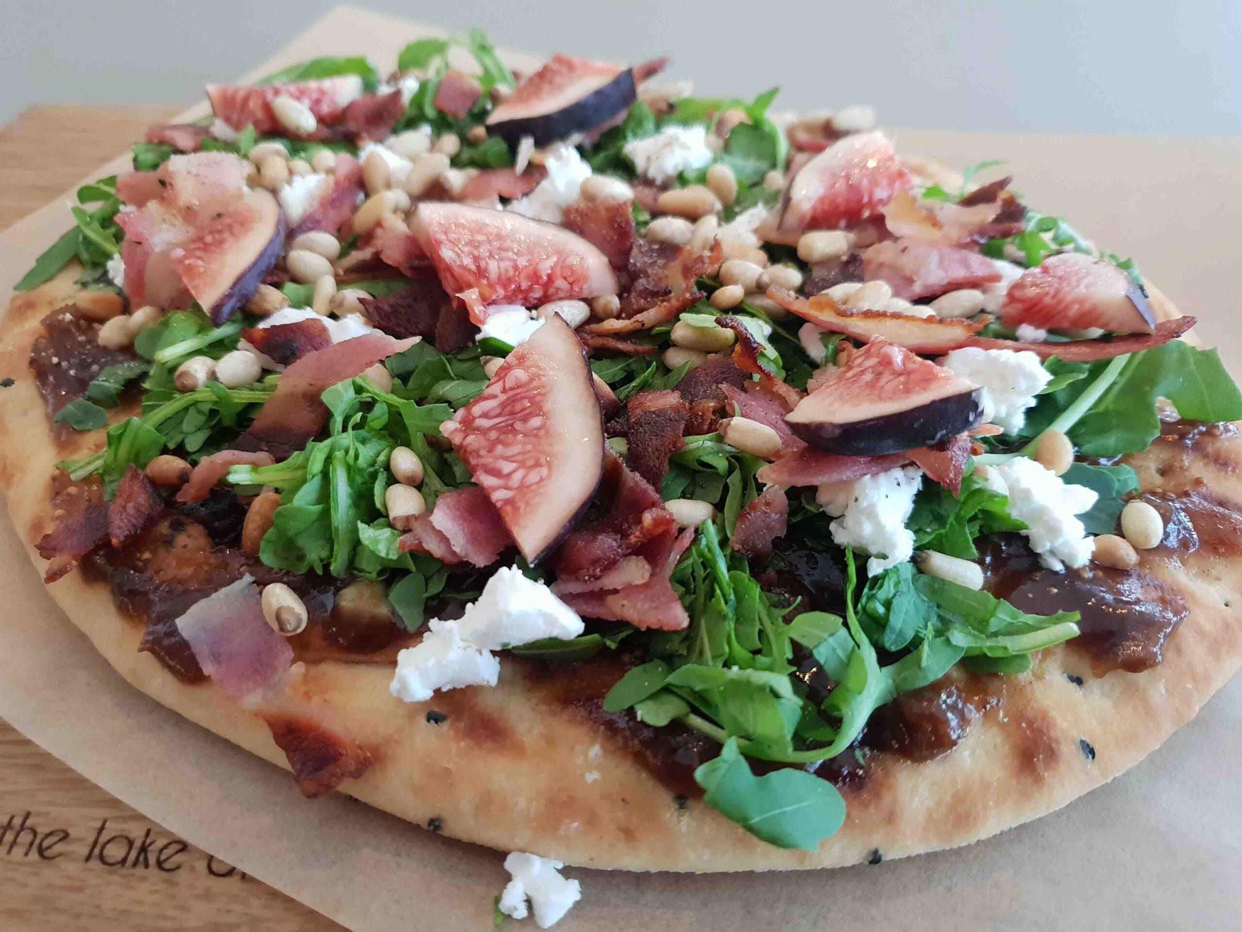Naanbrood Met Geitenkaas En Vijgen Van Brandpunt