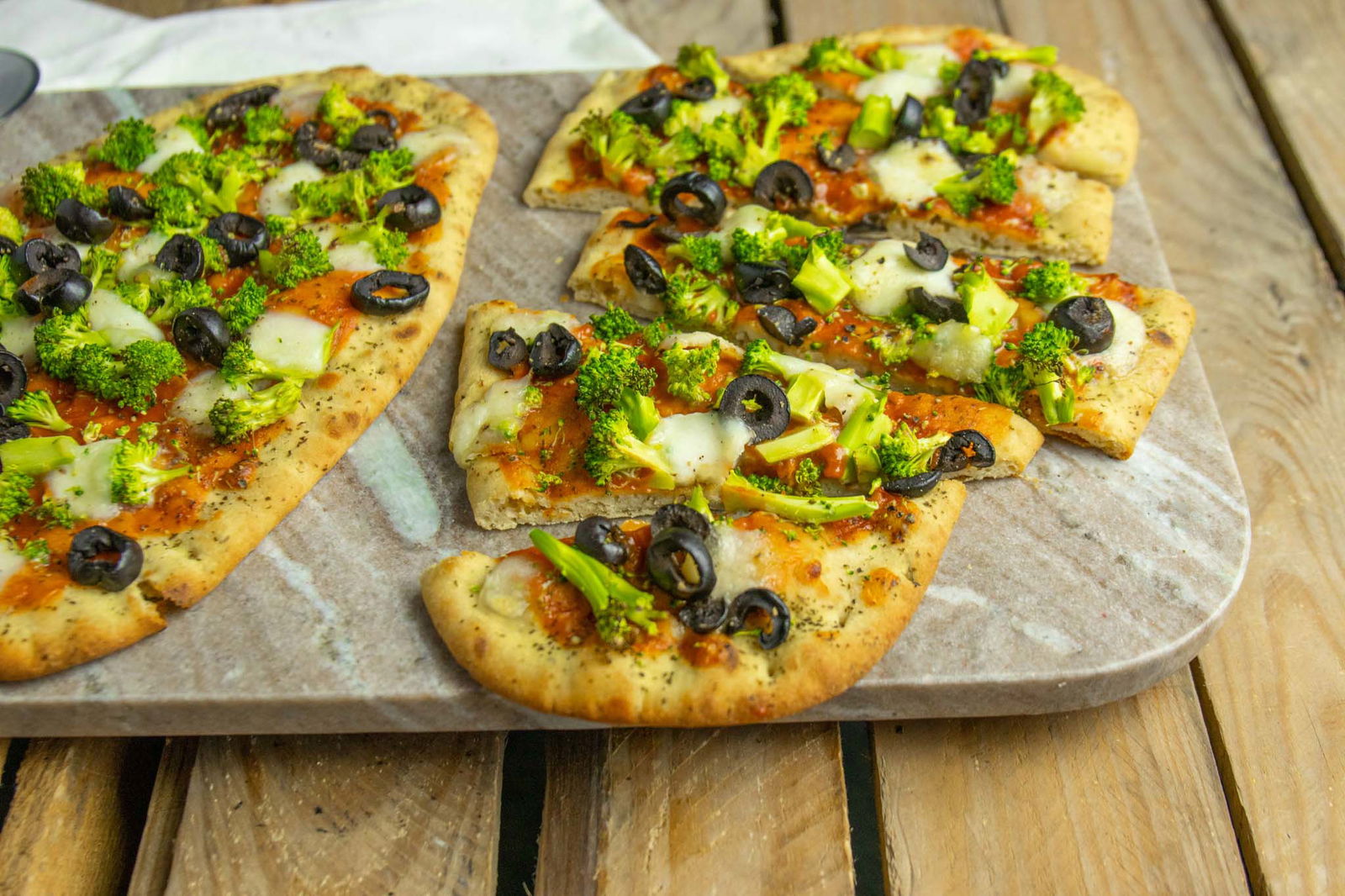 Naanpizza Met Broccoli En Mozzarella
