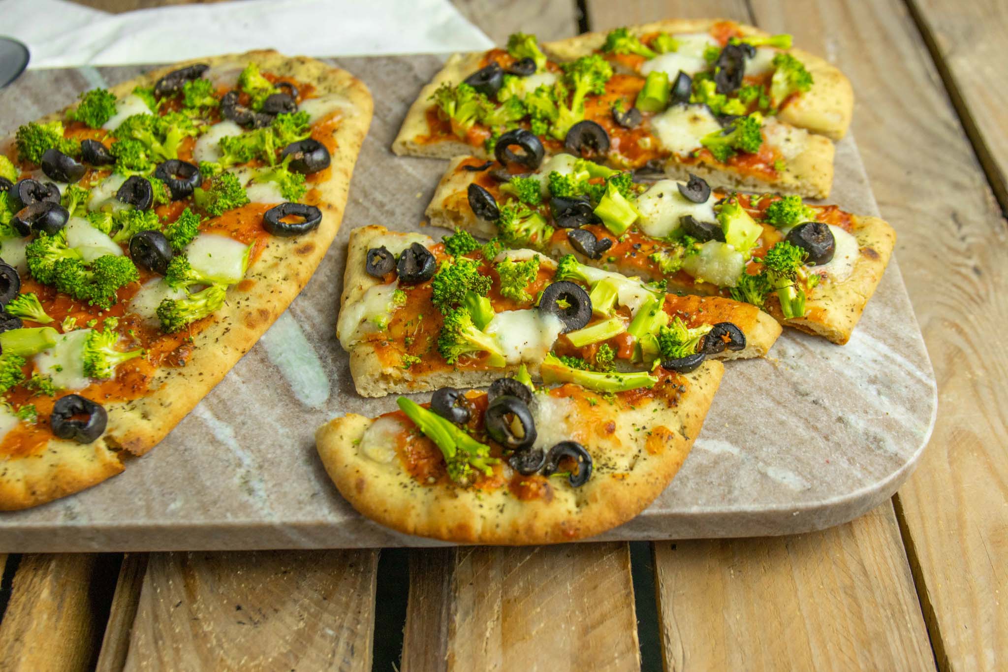 Naanpizza Met Broccoli En Mozzarella