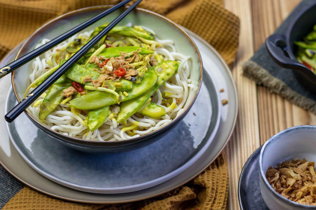 Noedels Met Peultjes In Kurkuma Kokossaus