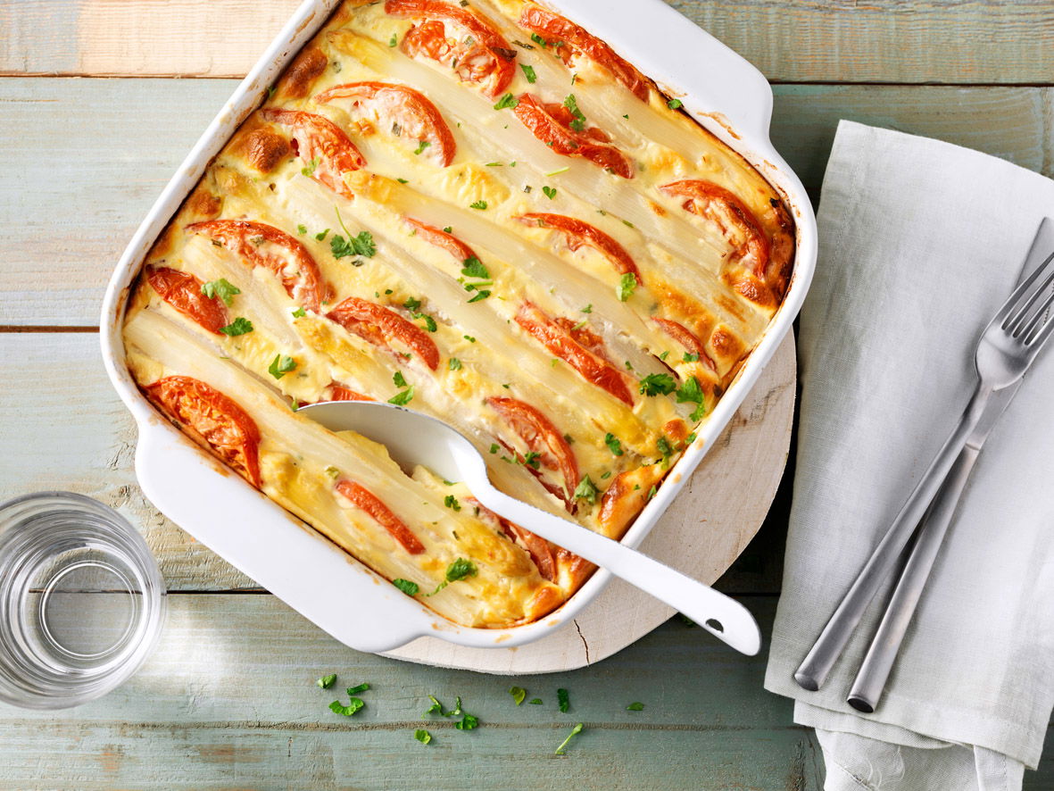Ovenschotel Met Witte Asperges En Tomaat
