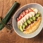 Overnight oats met avocado, banaan en aardbeien