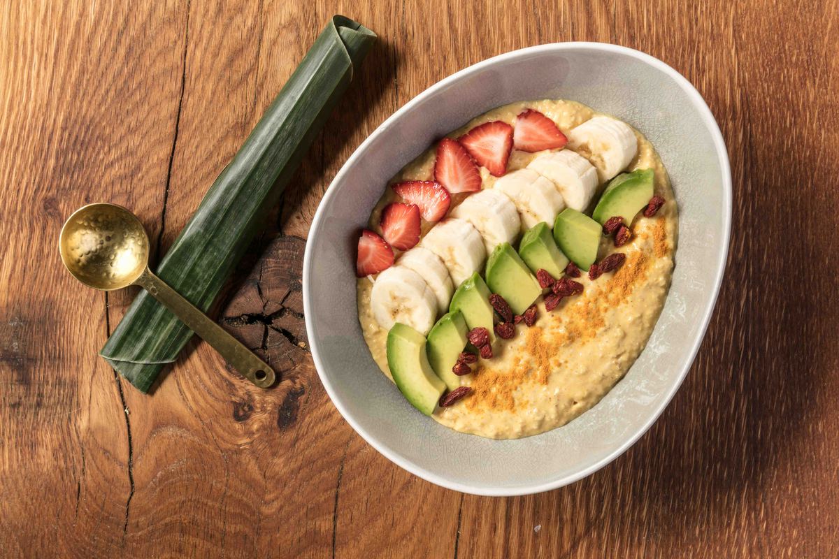 Overnight Oats Met Avocado Banaan En Aardbeien