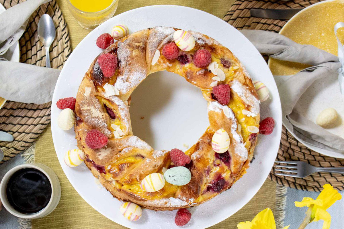 Paaskrans Met Vulling Van Sinaasappel En Framboos