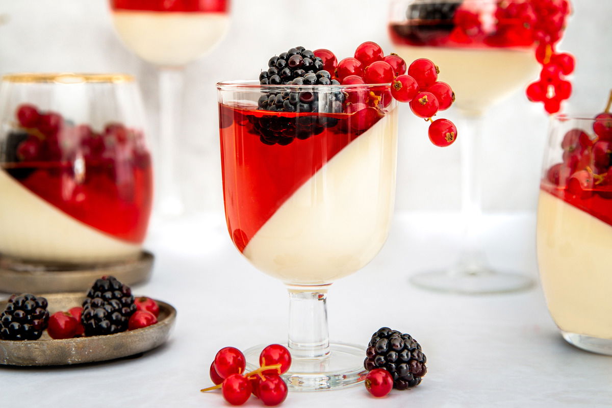 Panna Cotta Dessert Met Jelly Pudding En Rood Fruit