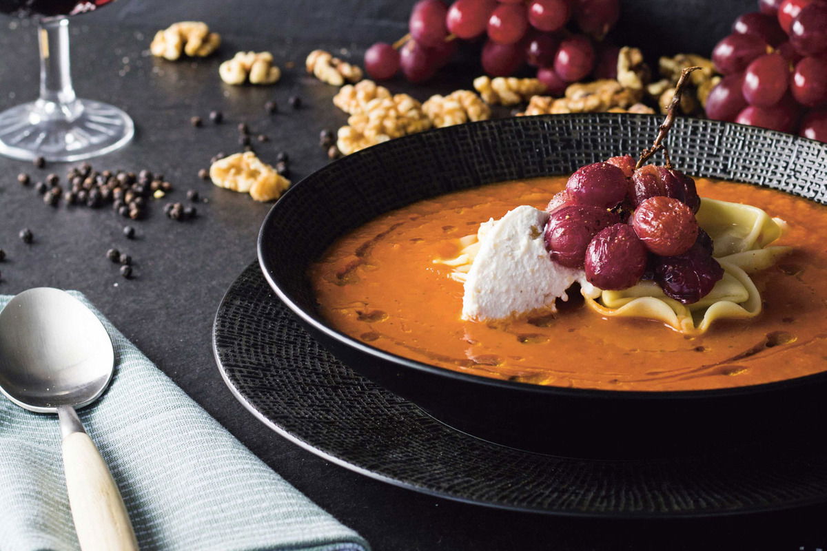 Paprika Tomatensoep Met Geroosterde Druiven