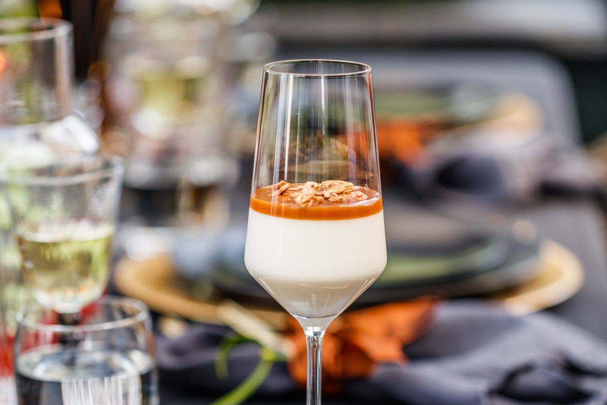 Parfait Van Vanille Met Karamelsaus En Gesuikerde Amandelen