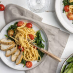 Pasta pesto met kip, spinazie en tomaatjes