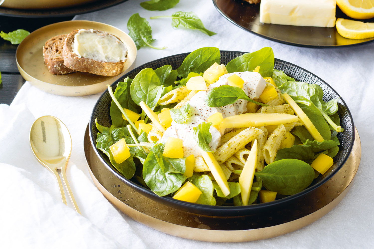 Pasta Pestosalade Met Mango Spinazie