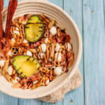 Pastasalade met parmaham en gegrilde avocado