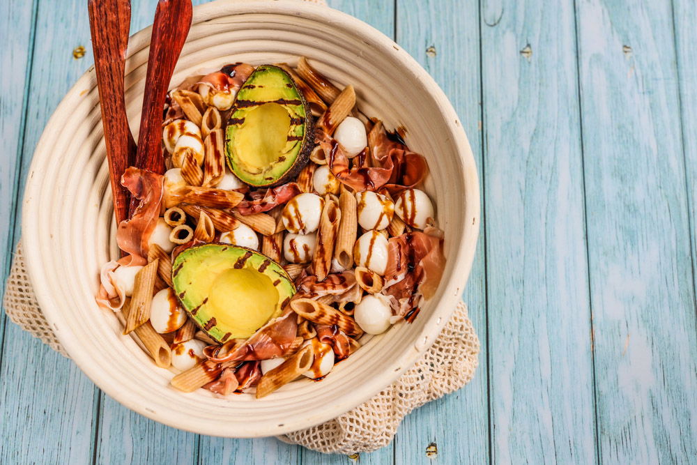 Pastasalade Met Parmaham En Gegrilde Avocado