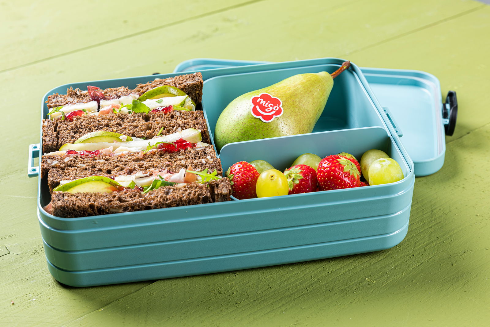 Peer Sandwich Met Brie En Parmaham