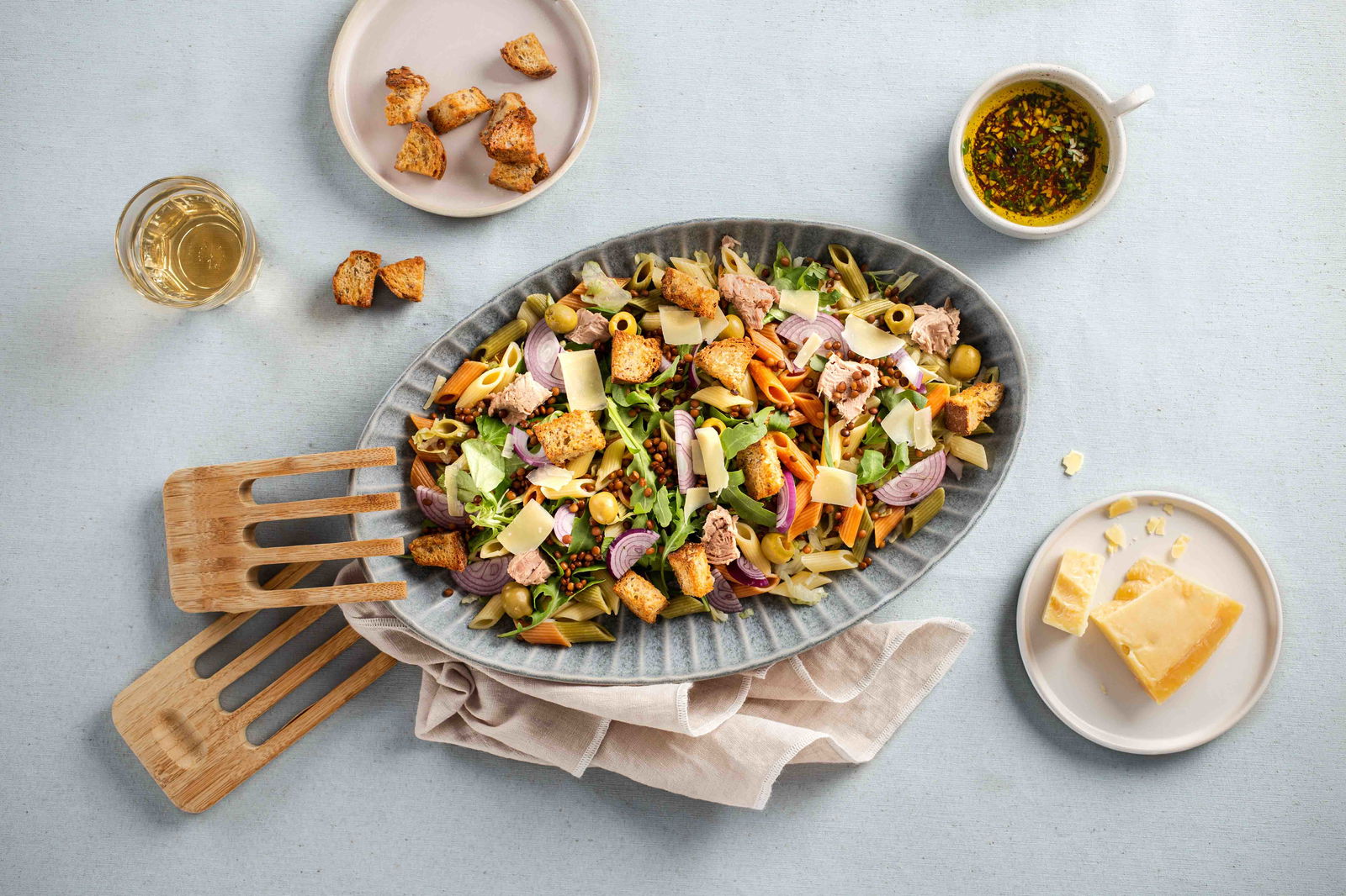 Pittige Italiaanse Pastasalade Met Tonijn Croutons En Een Huisgemaakte Vinaigrette