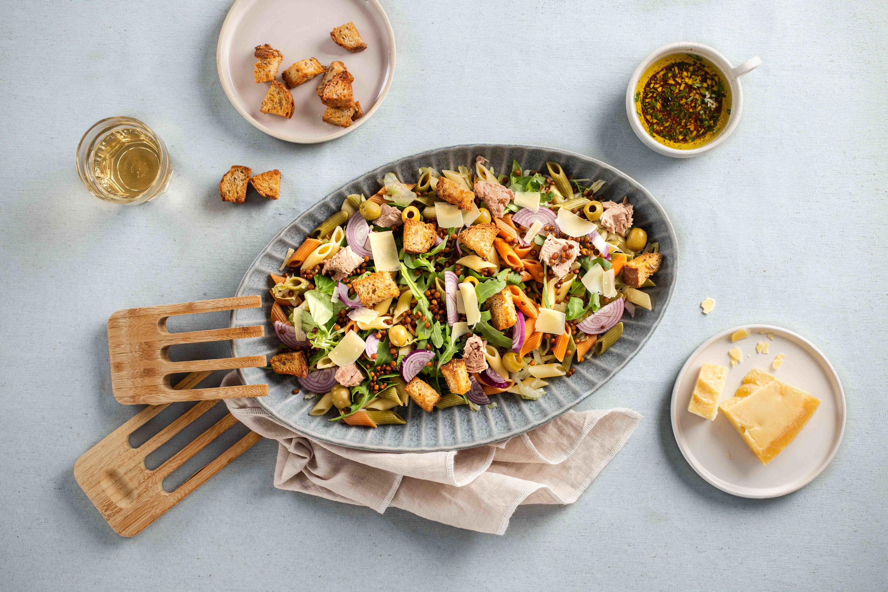 Pittige Italiaanse Pastasalade Met Tonijn Croutons En Een Huisgemaakte Vinaigrette
