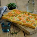Plaatpizza met asperges en gerookte zalm