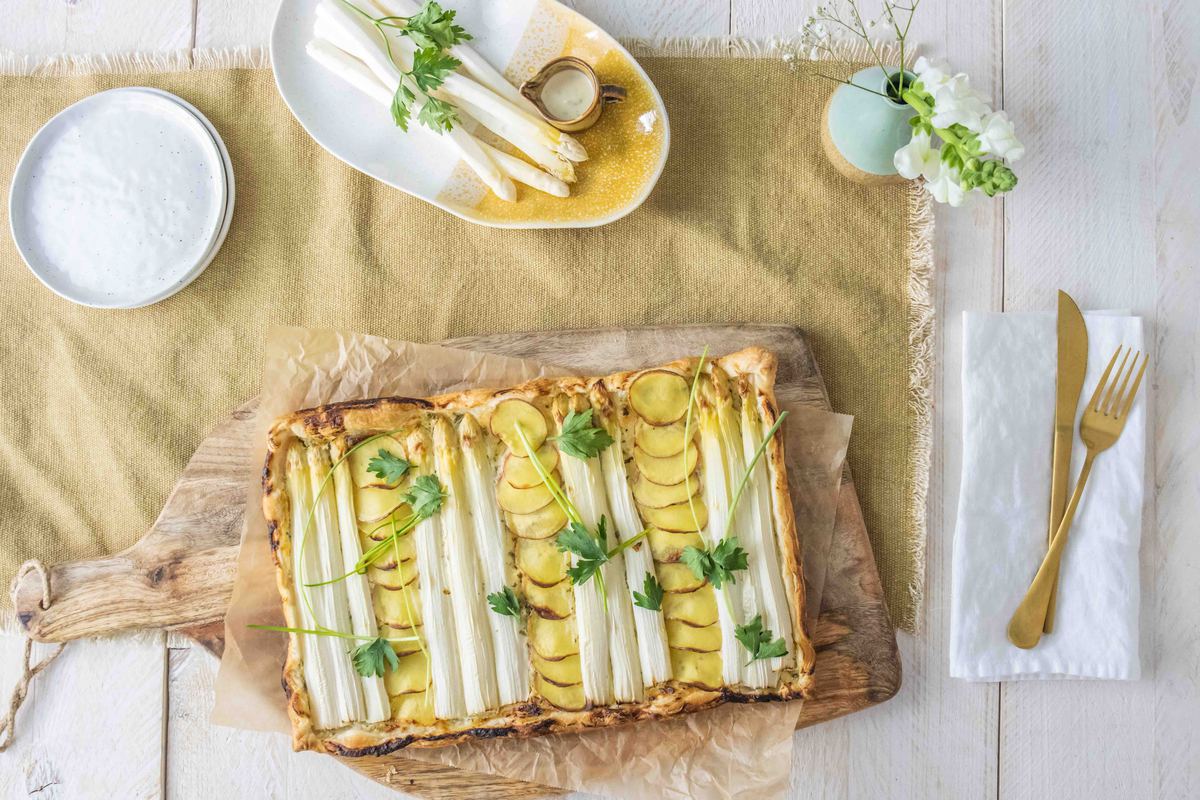 Plaattaart Met Witte Asperges En Aardappel