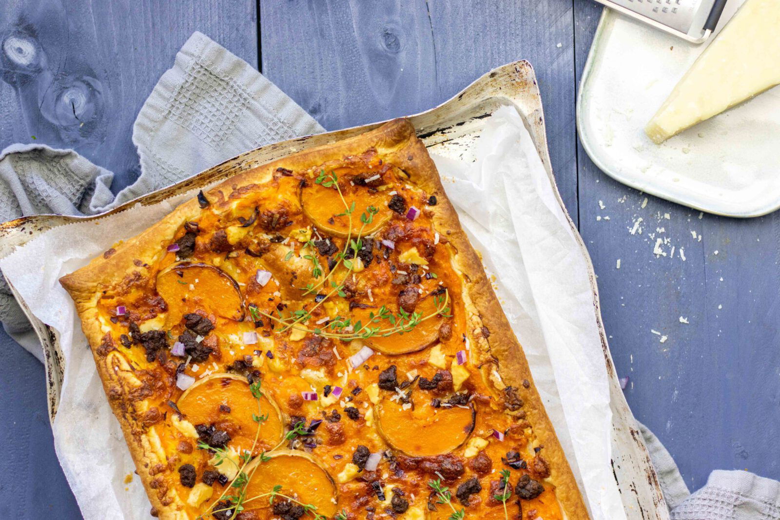 Pompoen plaattaart met chipolataworstjes