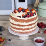 Red velvet naked cake met rood fruit