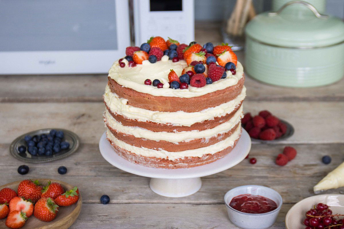 Red Velvet Naked Cake Met Rood Fruit