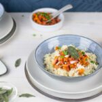 Risotto met fruitige salsa van nectarine en gefrituurde salie