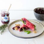 Rode bieten wraps met bosvruchten en geitenkaas