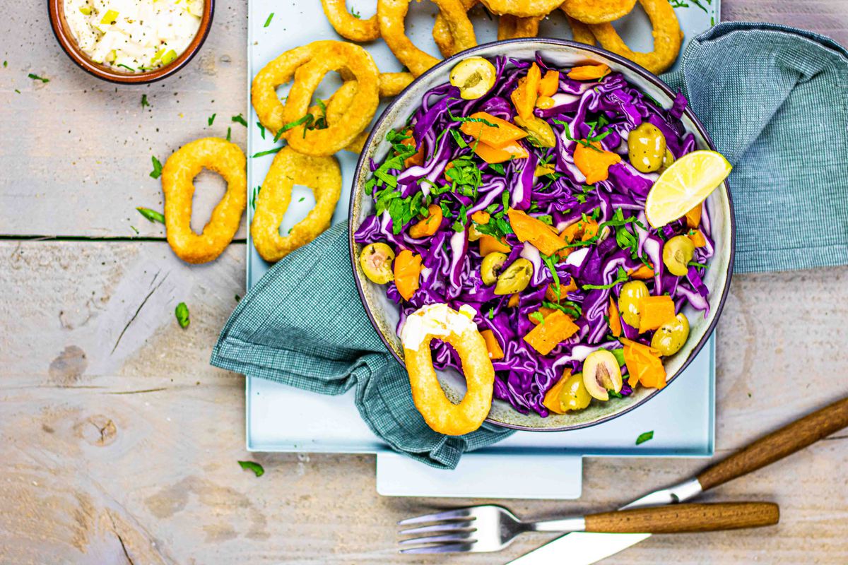 Rode Koolsalade Met Knapperige Inktvisringen