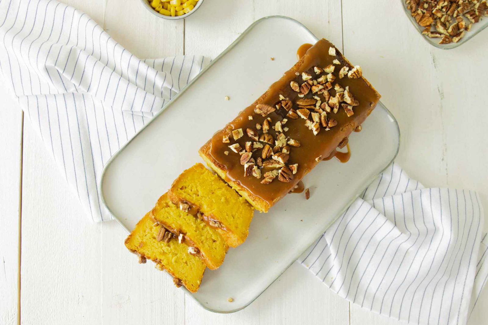 Smeuige Maiscake Met Karamelsaus En Pecannoten