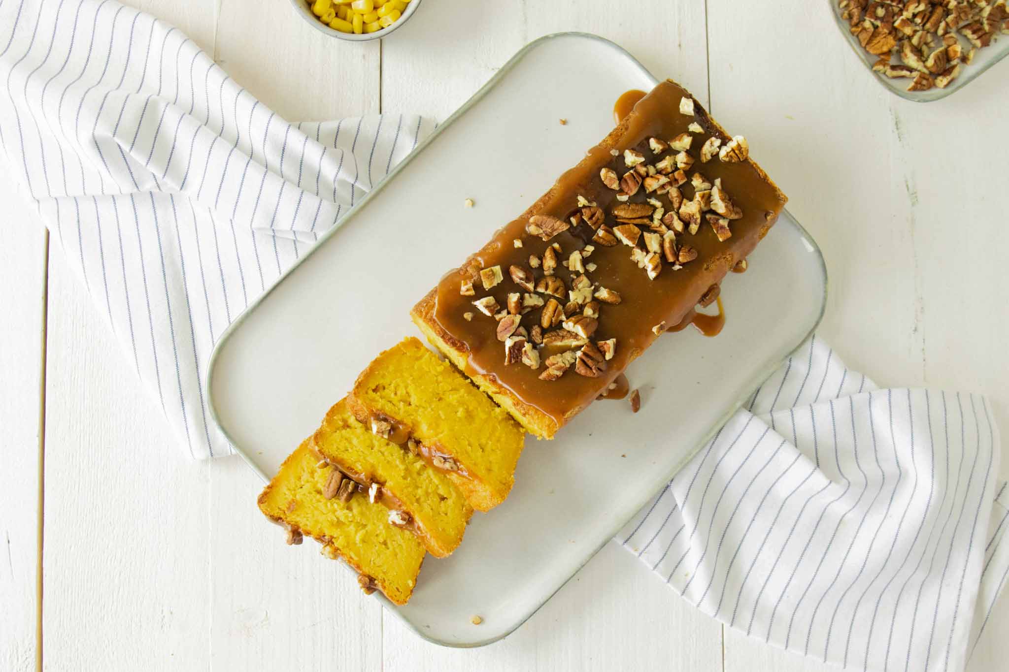Smeuige Maiscake Met Karamelsaus En Pecannoten