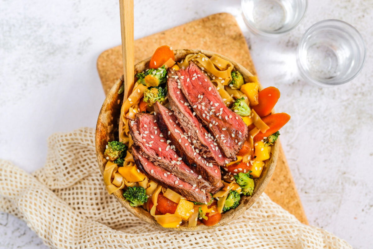 Snelle Noedels Met Biefstuk En Mango