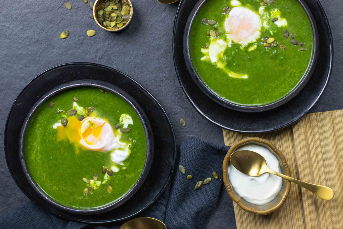 Spinaziesoep Met Gepocheerd Ei En Romige Griekse Yoghurt