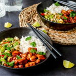Sticky kip met rijst en wokgroenten