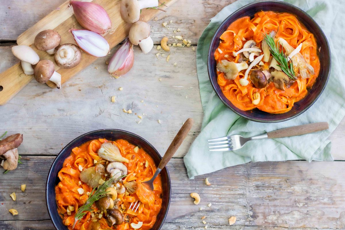 Tagliatelle Met Paprikasaus En Bospaddenstoelen