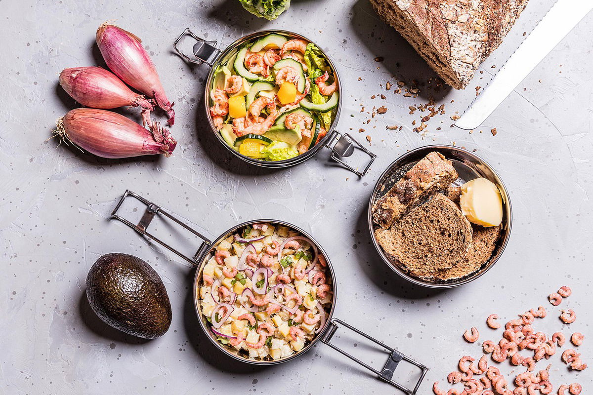 Tiffin Garnalen Aardappelsalade Avocado Mangosalade En Bruin Desembrood