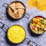 Tiffin: gele rijst, gele curry met kip en chutney