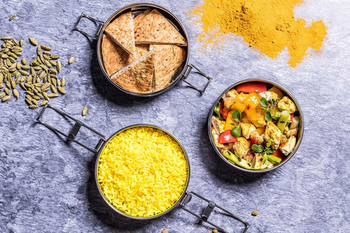 Tiffin Gele Rijst Gele Curry Met Kip En Chutney