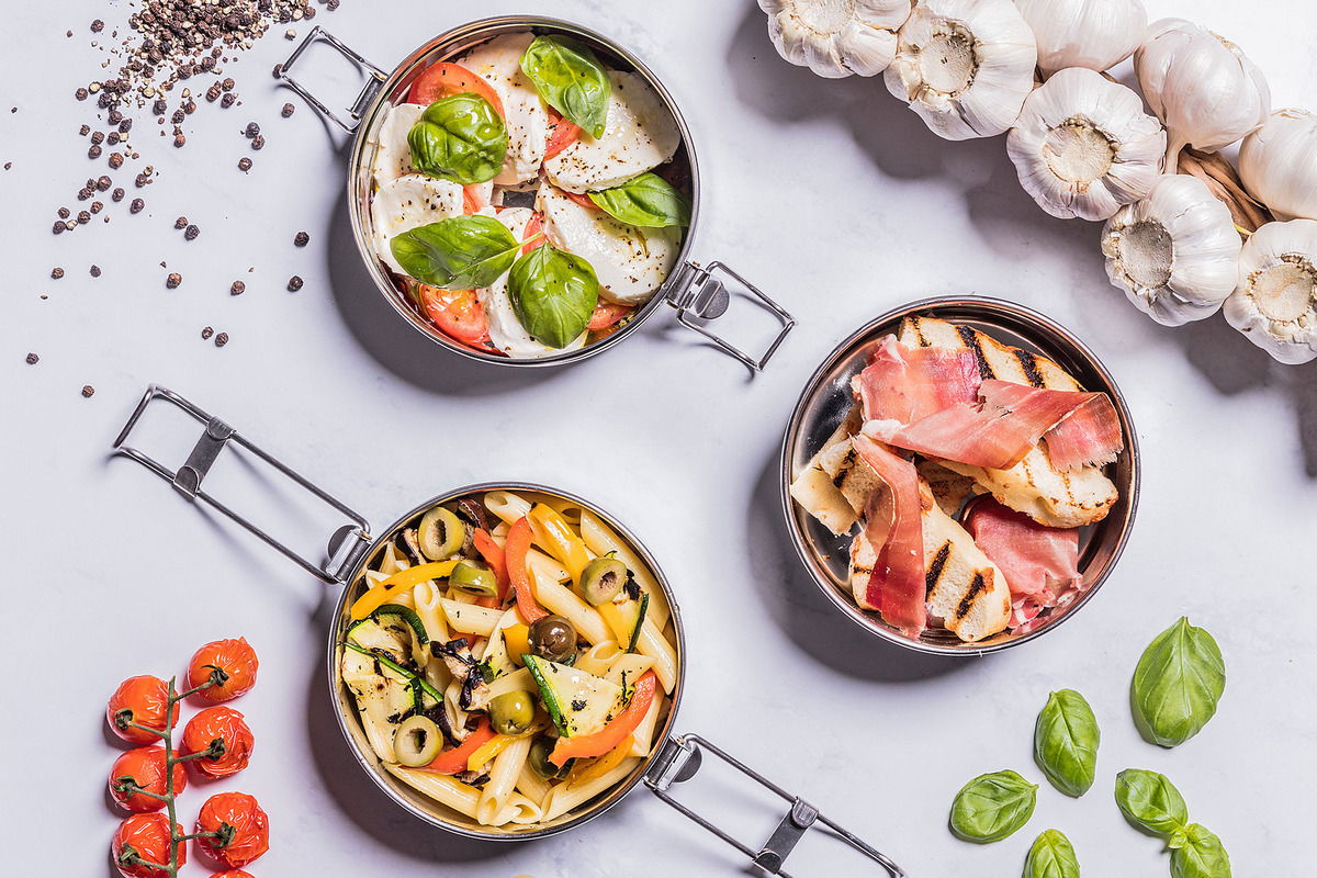 Tiffin Pasta Gegrilde Groente Salade Caprese En Focaccia