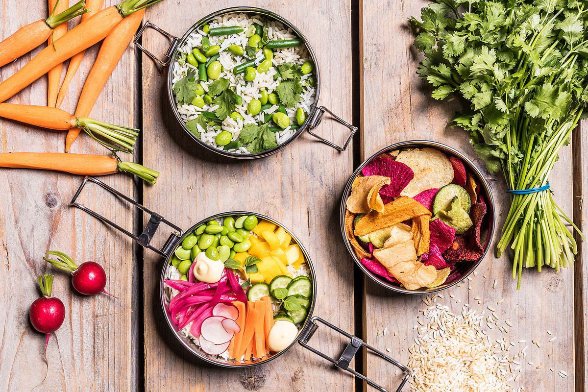 Tiffin Vegan Poke Bowl Rijstsalade En Groentechips