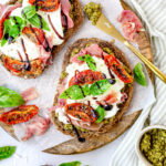 Toast met pesto, mozzarella en parmaham