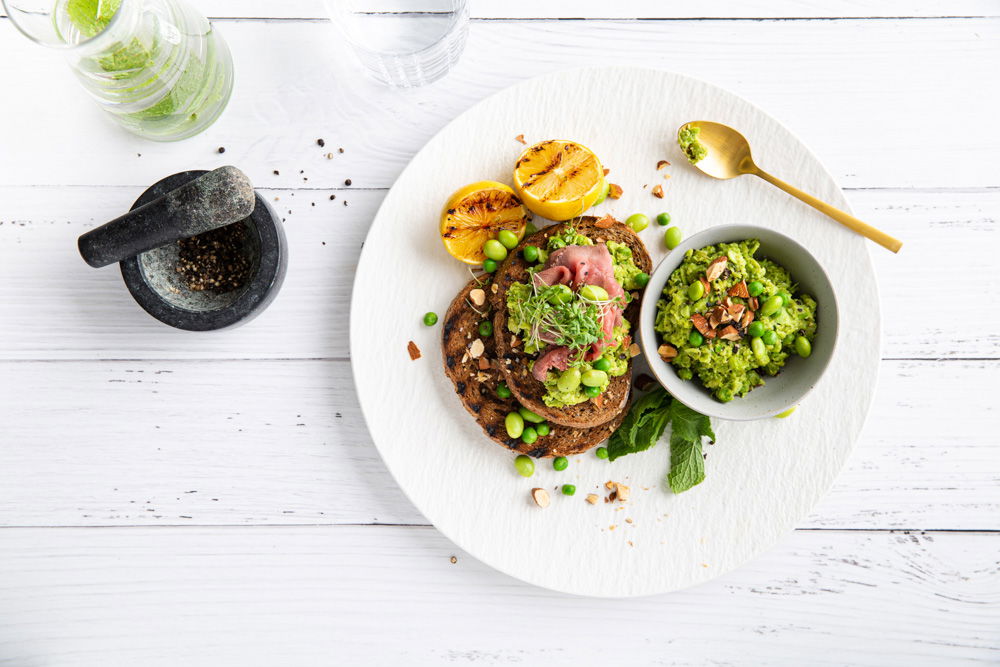 Toast Met Rosbief En Smash Van Erwten En Edamame Bonen