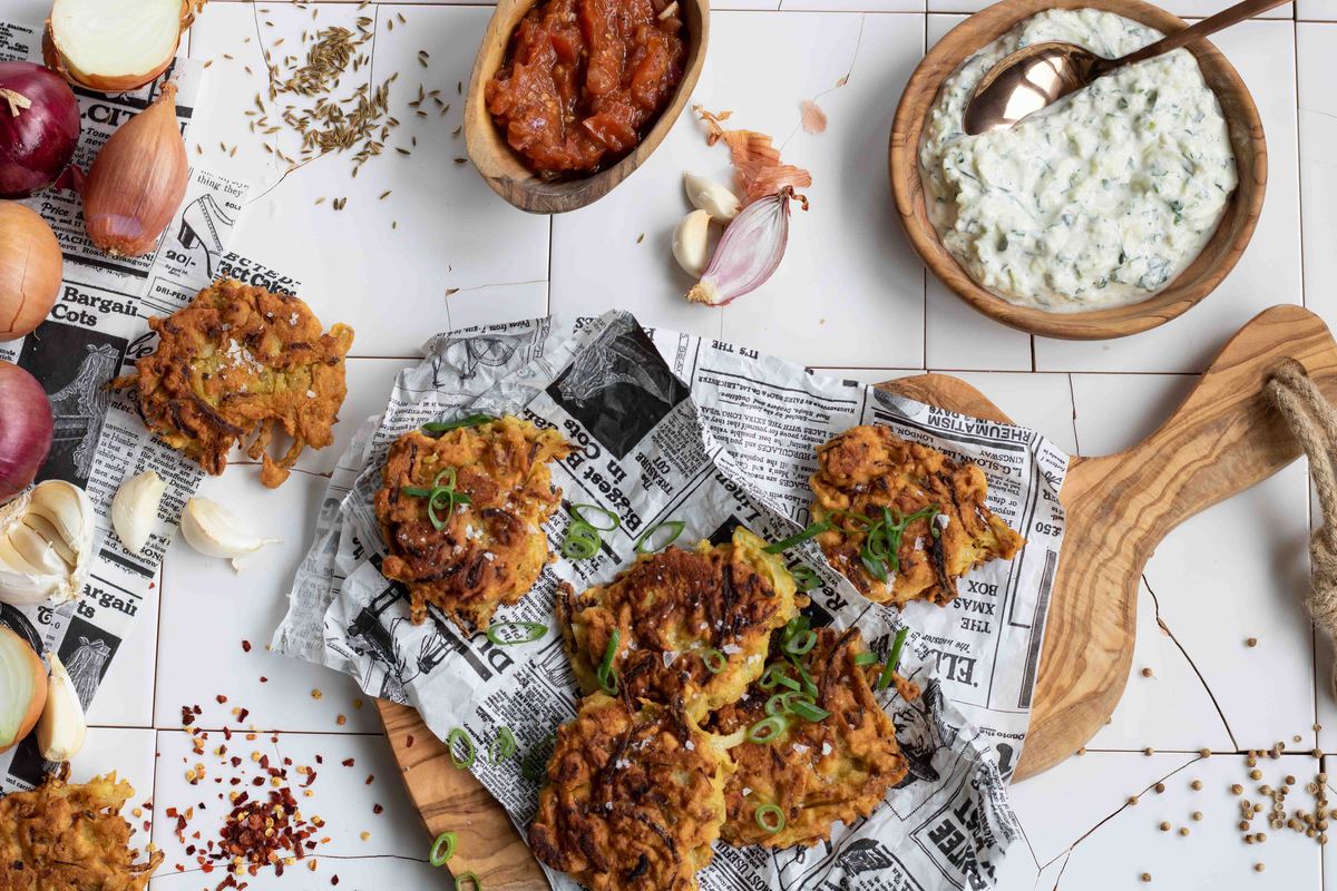 Uien Bhaji Met Courgette Yoghurtdip