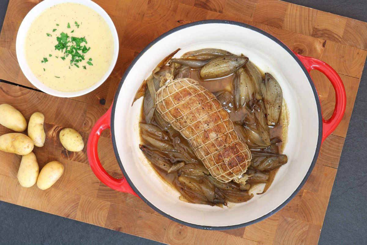 Varkensfiletrollade Met Mosterdsaus En Gestoofde Sjalotten