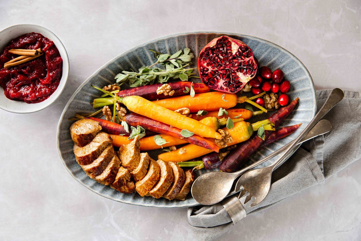 Varkenshaas Met Cranberrysaus En Regenboog Wortelen