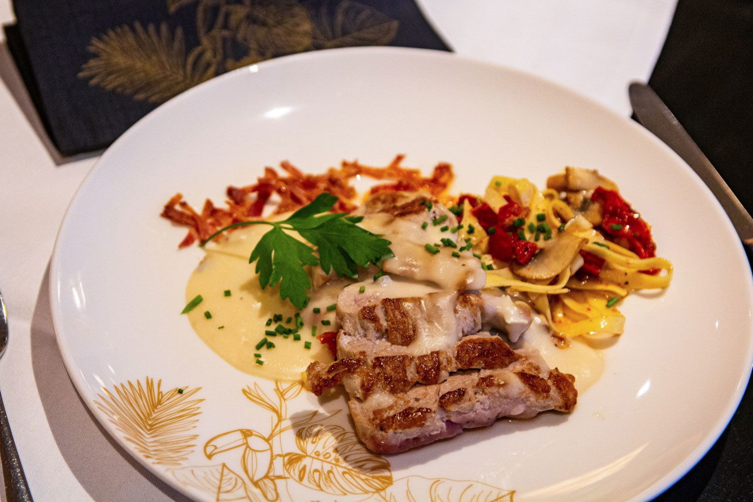 Varkenshaasmedaillons Met Zongedroogde Tomaat Champignons En Tagliatelle Met Kaassaus