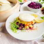 Vegetarische Bao buns rendang met Indische koolsalade