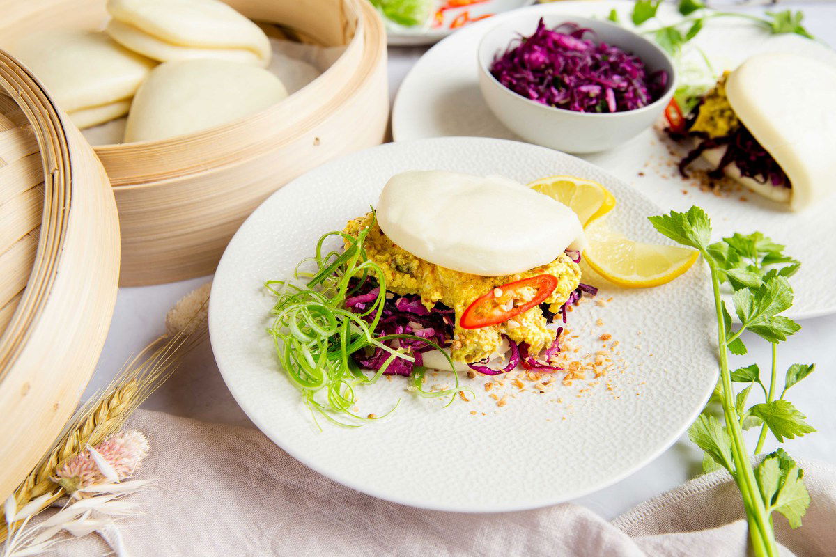 Vegetarische Bao Buns Rendang Met Indische Koolsalade