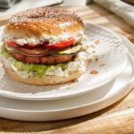 Vegetarische burger met mediterrane groenten