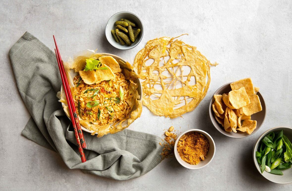 Vegetarische Nasi Goreng Bowl In Een Ei Netje