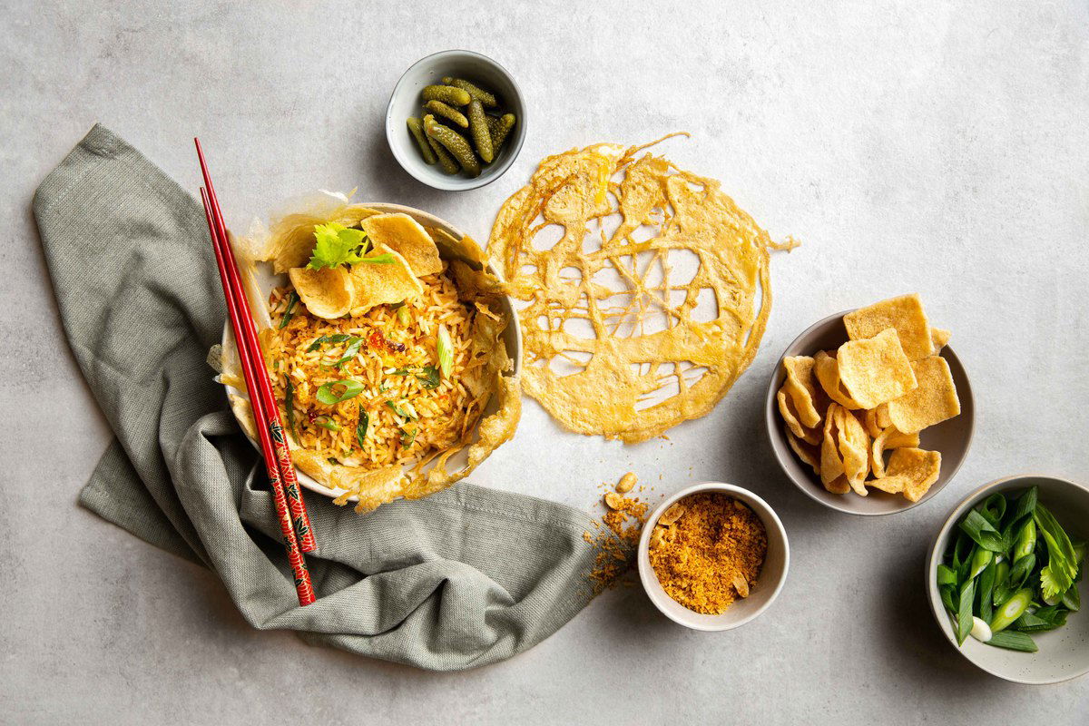 Vegetarische Nasi Goreng Bowl In Een Ei Netje