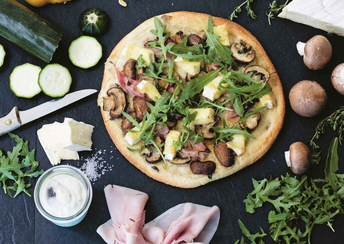 Verse pizza met champignons en brie